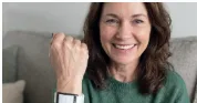 Laura M. wearing her Herz P1 Smart Band, photo from the official checkout review
