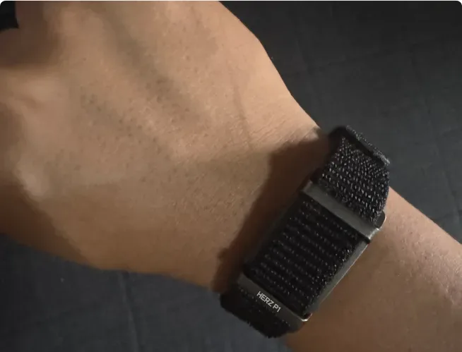 Herz P1 Smart Band in Midnight Black worn on a wrist at night for sleep tracking